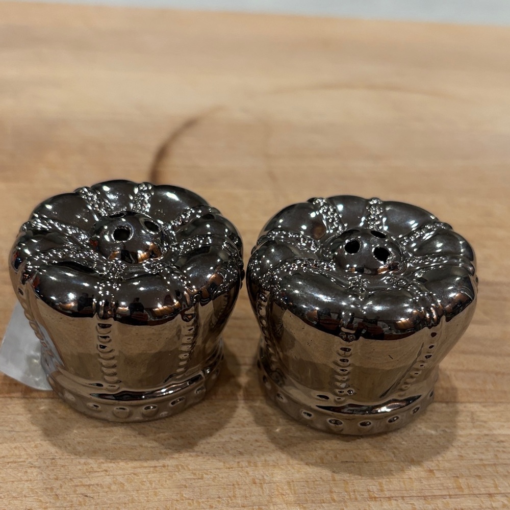 Cracker Barrel Silver Crown-Shaped Salt and Pepper Shakers